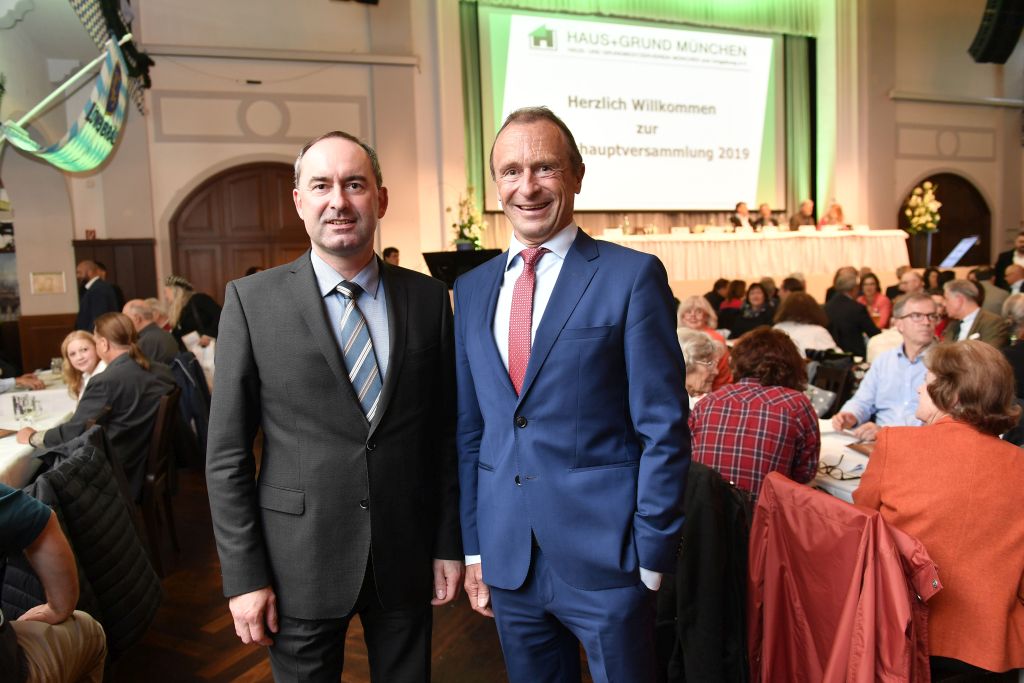 Hubert Aiwanger, Bayerischer Staatsminister für Wirtschaft, Landesentwicklung und Energie (FREIE WÄHLER)
und stellvertretender Ministerpräsident, spricht zum Thema „Eigentum schützen – Bau- und Wohnungswirtschaft pragmatischer gestalten“